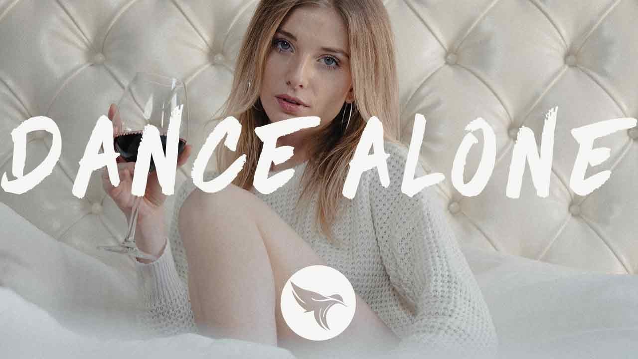 Stromae 2023. Алон данс. Alone dance remix. Ам алоне песня. Алон данс.