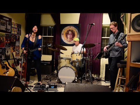 Mean Mary & the Contrarys - Seven League Shoes (fast banjo ending)