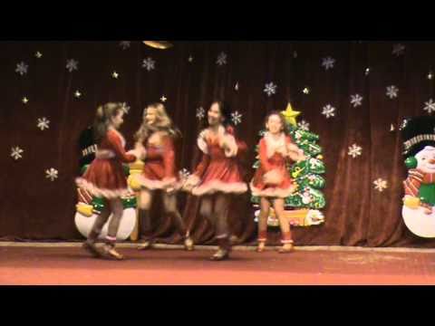 CLUBUL PINOCHIO PIATRA NEAMT - MAGIA CRACIUNULUI - Dansul Craciunitelor.MPG