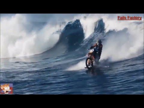 ТРЮКИ: На мотоцикле проехал по волнам (On a motorcycle drove through the waves)