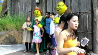 Shrek and Fiona at Universal Studios Singapore