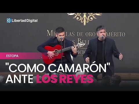 Estopa interpreta "Como Camarón" y el Rey se rinde ante su actuación