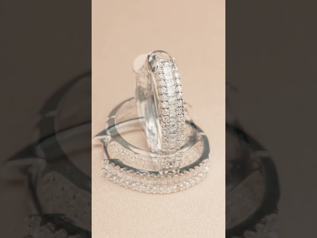 Vídeo relacionado con GAUEIOUR Loki - Pendientes de casco, aretes creativos para el día de San Valentín, aretes de casco Loki con incrustaciones de esmeralda, aretes de moda con diamantes de imitación verdes para mujer