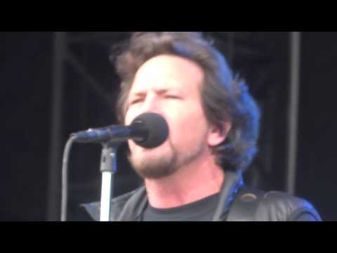 Eddie Vedder - Pre-set (Pearl Jam) - Milton Keynes - 2014 (PORCH)