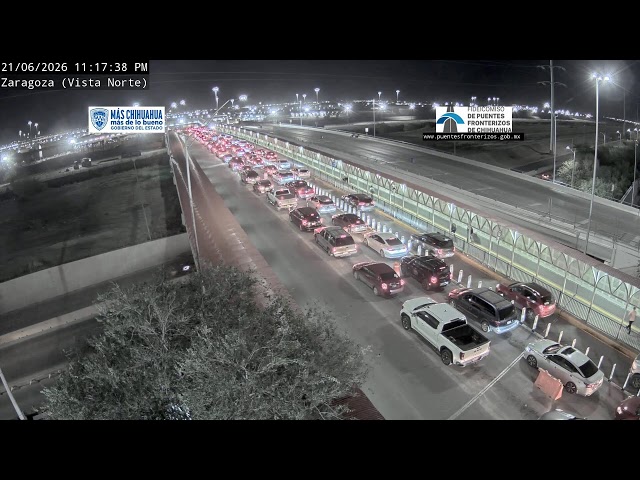 サラゴサ国際橋（北側、アメリカ方面、乗用車レーンと右側にはタンクローリーを含む大型トラックレーンが分かれており、アメリカへ向かう長い車列を確認）