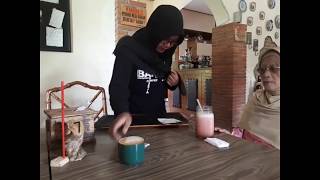 preview picture of video 'ONZE GROOTOUDERS CAFE - Keboen Kopi Karanganyar'