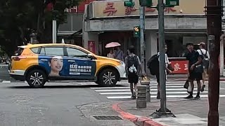 小黃衝啊！行人給你拍手