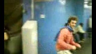 Stanley fait l'oiseau