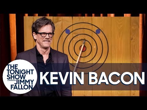 凱文-培根證明了他能用斧頭擊中靶心。 (Kevin Bacon Proves He Can Hit a Bullseye with an Axe)