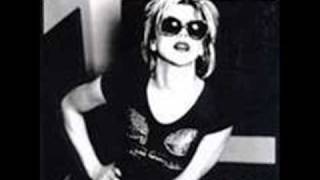 Courtney Love tribute &quot;Hold on to me&quot;