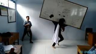 Download lagu Siswa kreatif papan tulis di jadikan reog Ponorogo😂😂😎 mp3