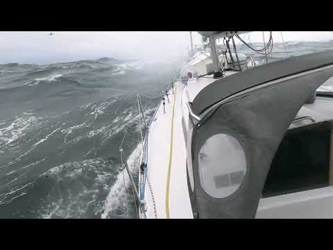 30 minutes of raw sailing in Iceland (Slow TV)