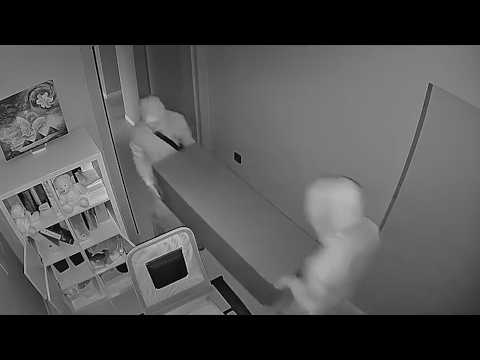 Шайка эстетов потырила в массажном салоне деньги и яйца. Real video