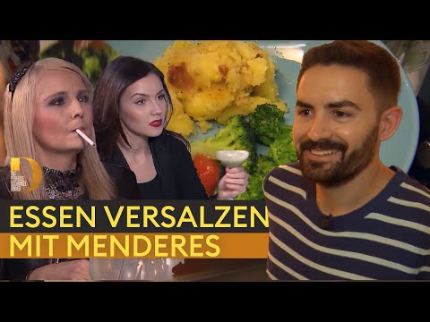Can he do more than sing? – Menderes at the celebrity dinner! 🍽️🎉