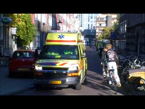 GGD Ambulance 13-108 met spoed vanaf de post naar de Heiligeweg Amsterdam