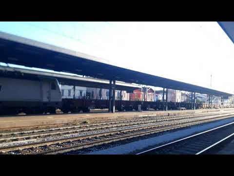 Treni in una bella giornata nella stazione di Udine