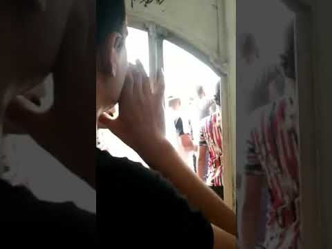 شاهد بالفيديو.. بالفيديو .. اعتقال متظاهرين طالبوا بتوفير الخدمات في ناحية الحمزة الغربي بمحافظة بابل