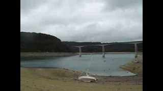 preview picture of video 'Barrage de Vouglans, Pont de la Pile , Lac de Vouglans et baisse de 16 mêtres d'eau du Lac'