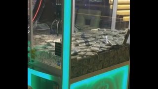 Casino Skill Crane Pays CASH BUNDLES!!!