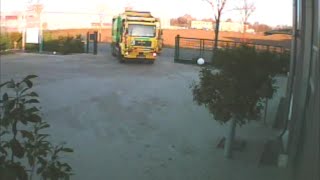 preview picture of video 'Entleerung Müllcontainer Fahrer war anscheinend besoffen  Emptying dumpsters driver drunk)'