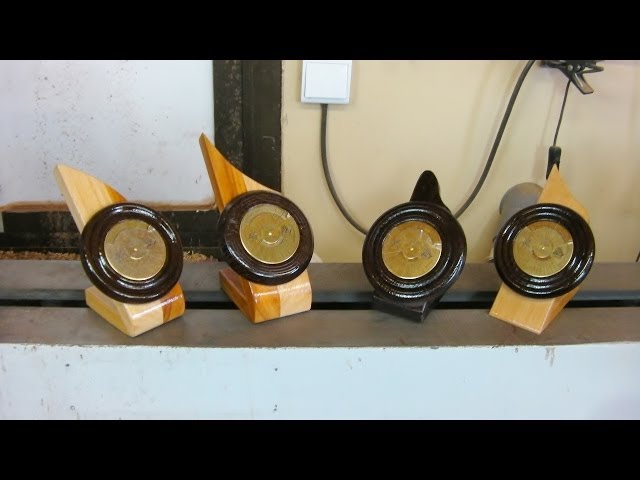 Vídeo relacionado con Calendario Perpetuo De Escritorio De Configuración Manual, Adornos De Calendario De Escritorio Con Base De Madera, Virola Manual De Anillo DIY, Planificador De Fecha De Programación Diaria(Blanco)