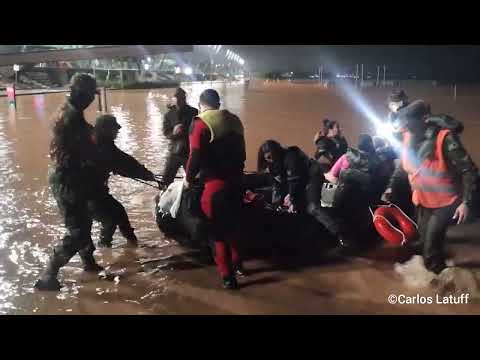 Enchente no Rio Grande do Sul: famílias são resgatadas em Porto Alegre por militares de Dom Pedrito