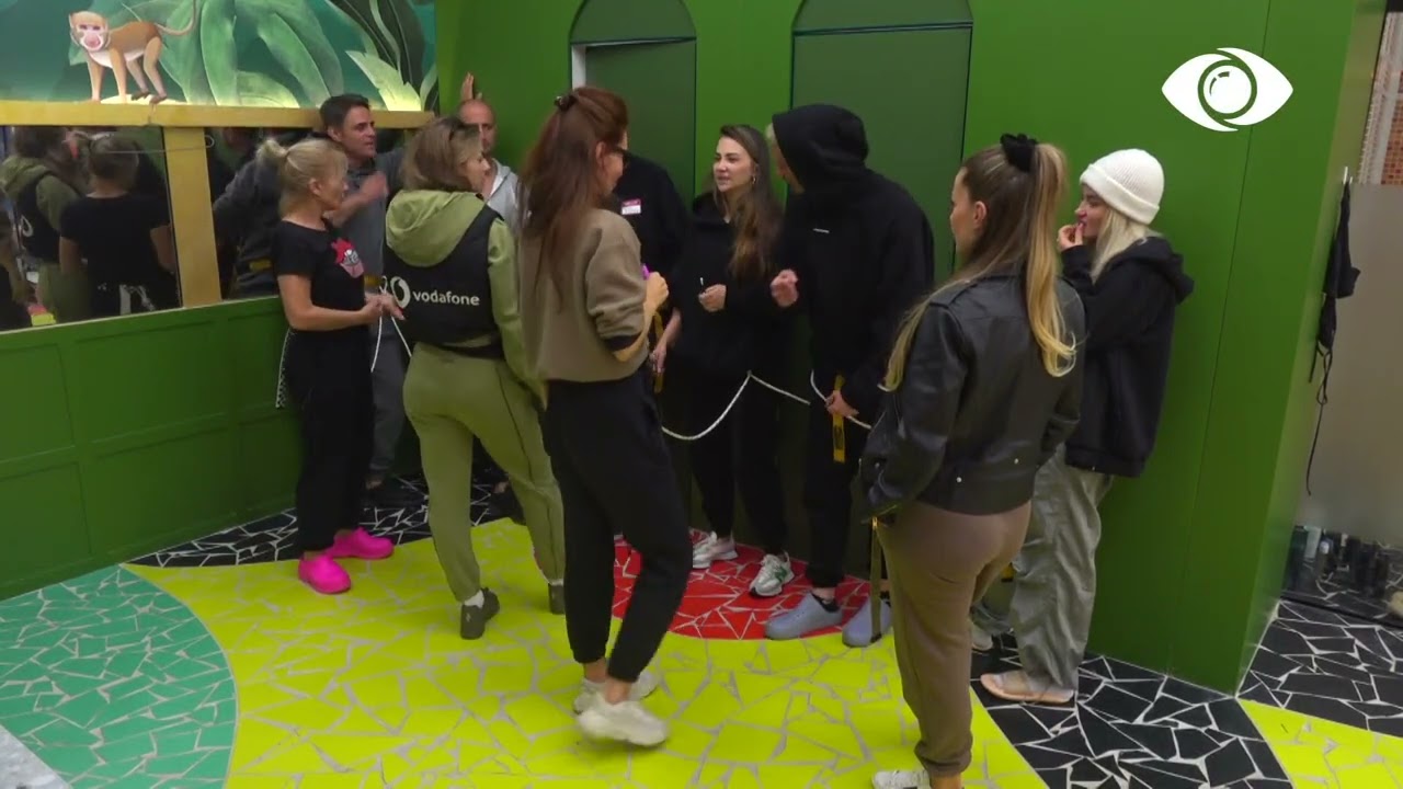 Të gjithë banorët në tualet, këndojnë dhe kërcejnë