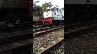 preview picture of video 'Lokomotif BB 3038402 langsiran ke Dipo TBI (Divre 1 NAD-SUMUT)'