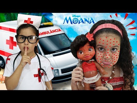 Maria Clara é médica por um dia e salva a bebê Moana ♥ Pretend Play With Doctor