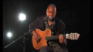 Blue Note act Lionel Loueke introduces himself to MusFlashTV