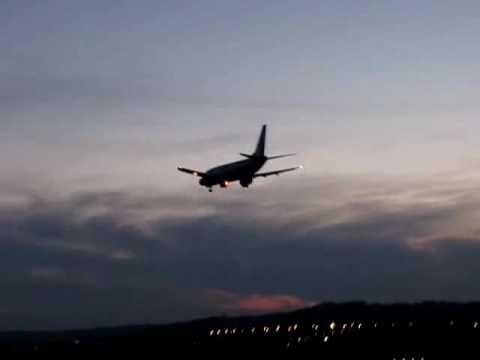 Jet2 Boeing 737-377 evening landing at EPKK 26.04.09
