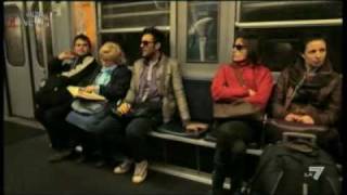 MARCO MENGONI CANTA NELLA METRO DI MILANO