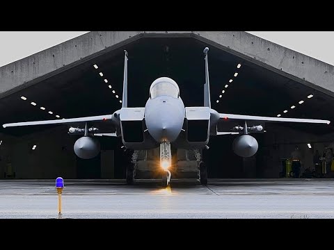 Schneller Start von F-15 Eagle-Jägern der US Air Force von einem Luftwaffenstützpunkt in Island.
