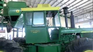 preview picture of video 'Close look at a Restored John Deere 7020 Tractor,  4x4 articulated 4WD'
