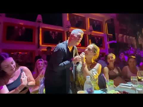 Özcan Deniz ve Demet Akalın'dan yıllar sonra Cahide Alaçati'da 'Nasip Değilmiş'düeti.