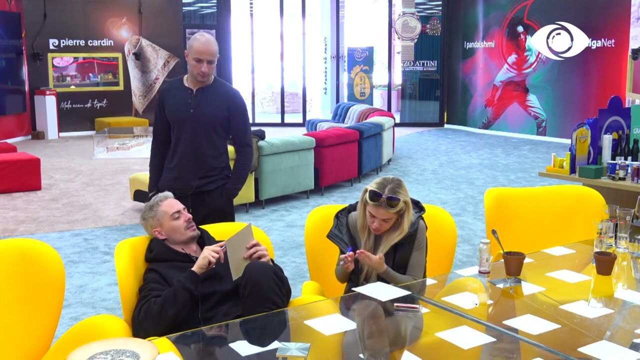 Kejsi dhe Beati përgatiten për emisionin në radio