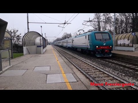 Transito alla Stazione di Paese (TV) E.464 305 con 5 rimorchi di ALe 801/940 (Le 108)