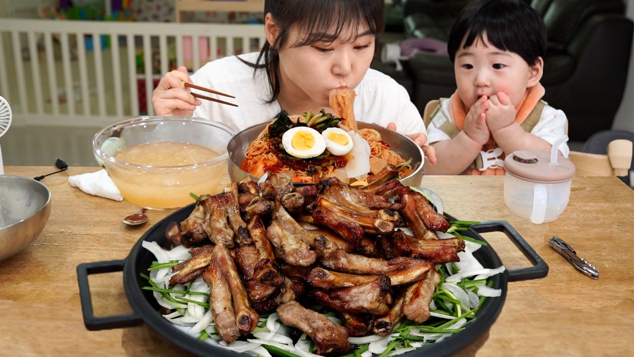 살얼음 육수와 매콤달달 비빔냉면에 양념 쪽갈비 얹어 먹기😋지훈이도 함께한 가족 먹방 MUKBANG