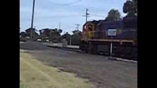 preview picture of video 'Grain train shunting at Woomelang in Northwest Victoria. Australian Trains. Part 1.'