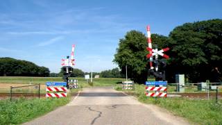 preview picture of video 'Spoorwegovergang Laren Railroad/ Level Crossing'