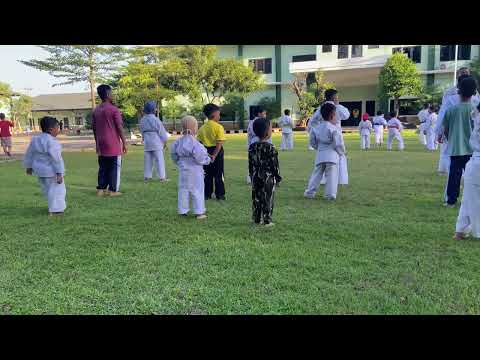 KALI PERTAMA KHALISA IKUT LATIHAN KARATE | KARATE KID