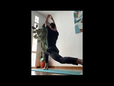 Manu Rios haciendo yoga #ManuRios #shorts #elitenetflix