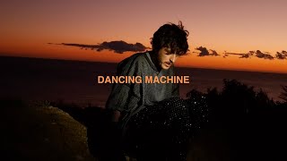 Kadr z teledysku Dancing Machine tekst piosenki Oscar and the Wolf