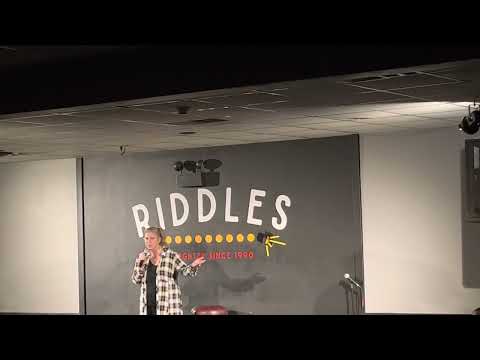 Angie McMahon at Riddles