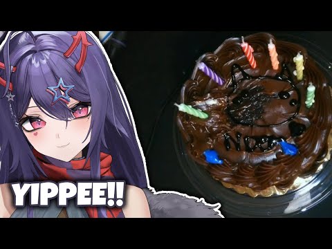 Numi Decorates her Birthday Cake w/ Chat!