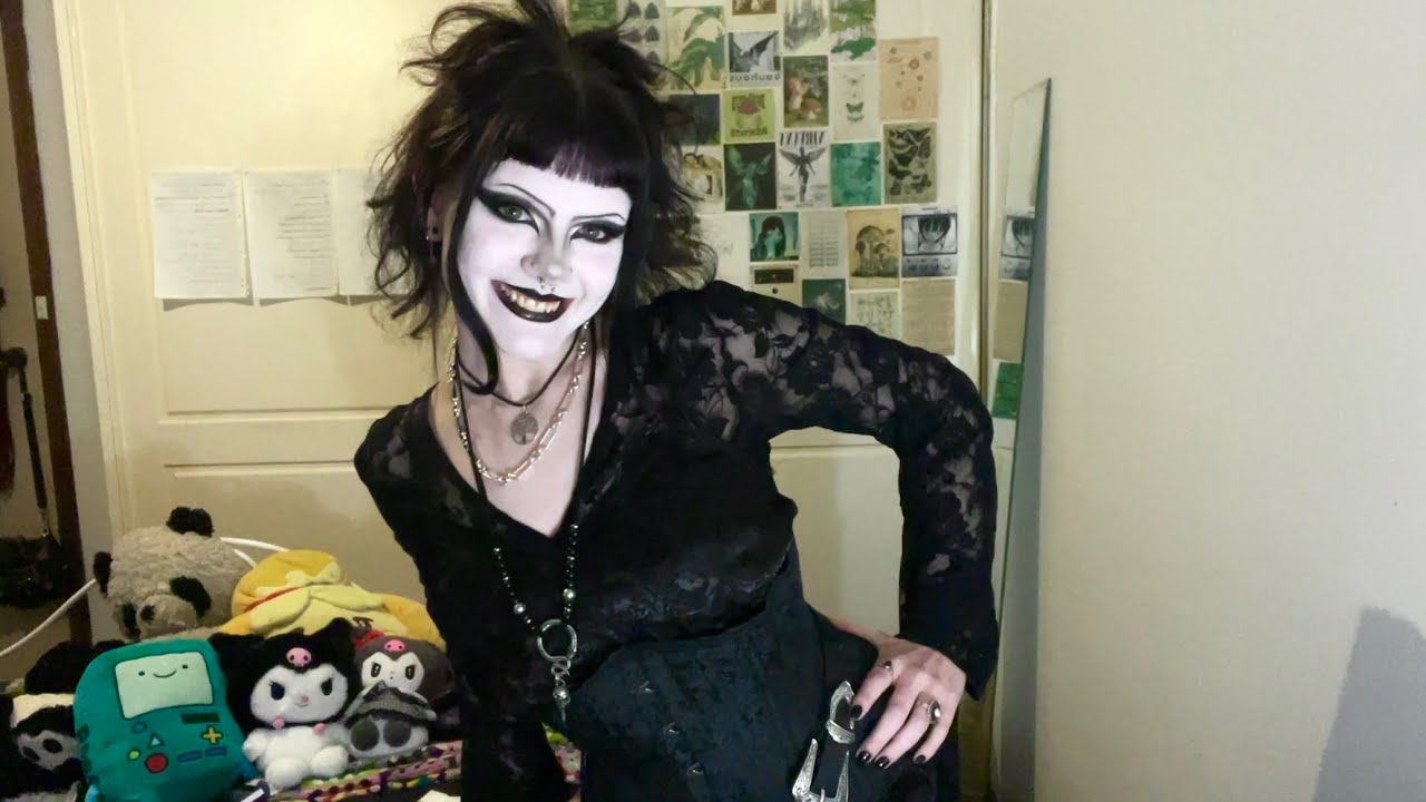 Attempting Trad Goth Makeup for the First Time!