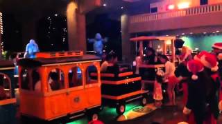 Tren eléctrico llegando a árbol de navidad