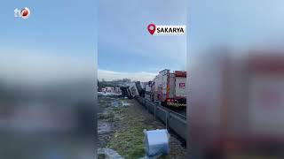 Refüje Çarparak Yan Yatan Tırın Sürücüsü Yaralandı