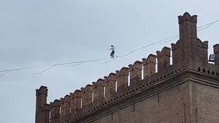 Bologna, il video dei funamboli tra le Torri: «La paura non svanisce mai, col tempo ci si diventa...