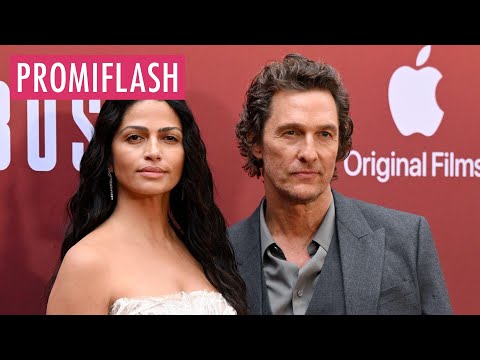 Matthew McConaughey turtelt mit Ehefrau auf rotem Teppich